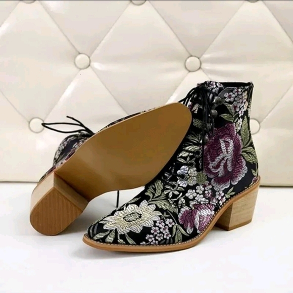 Vintage Shoes - Flora Tapesrtyl Lace-Up Ankle Boots - Black and Multicolor